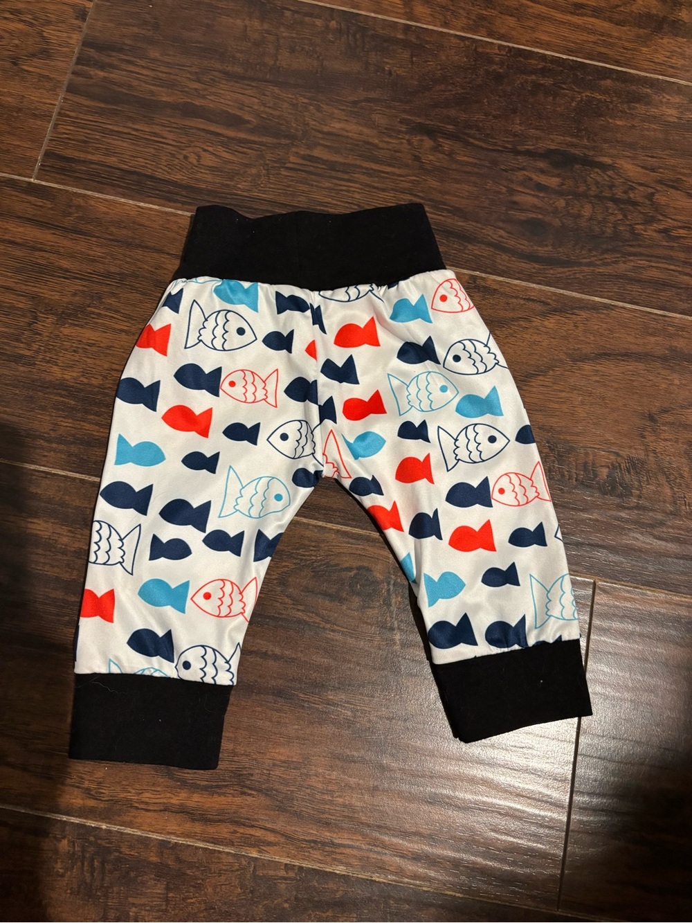 SHEIN White pants with Blue & Red Fish Print